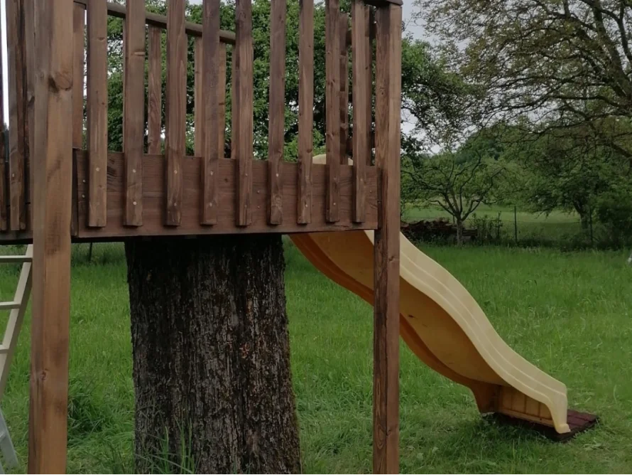 Holzrutsche auf einem Baumstamm
