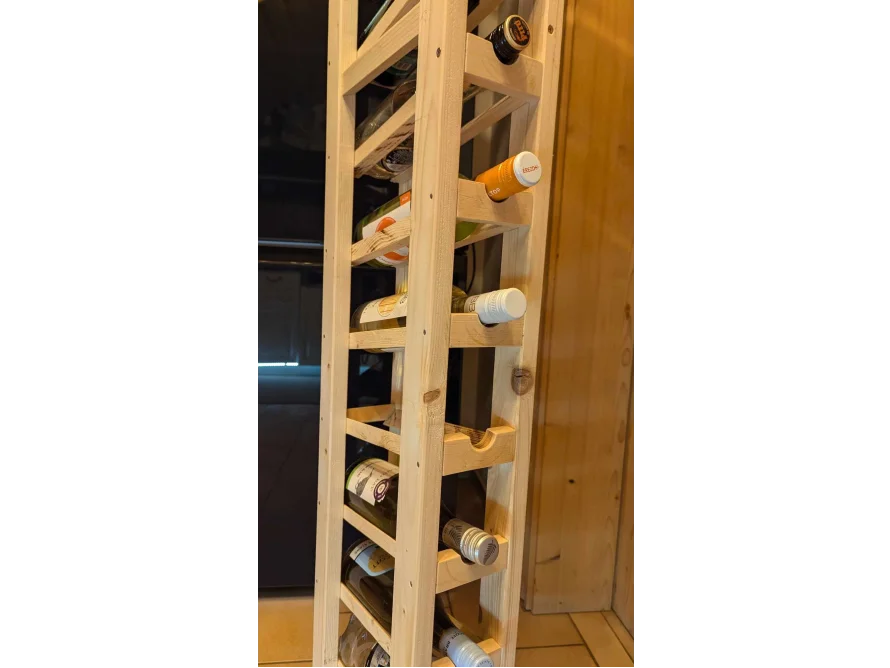 Holzregal mit Weinflaschen