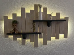 Rustikales Wandregal mit Beleuchtung