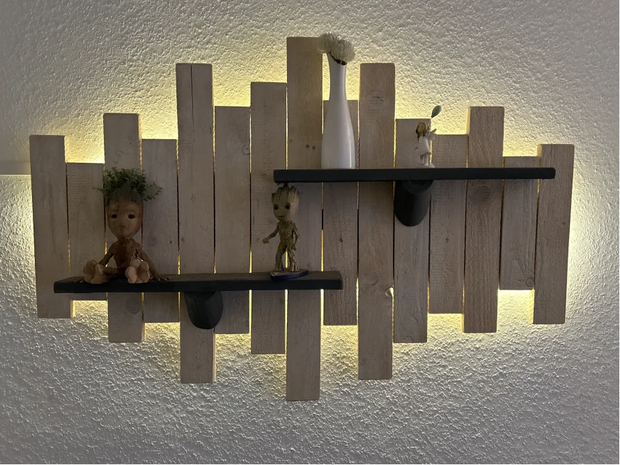Rustikales Wandregal mit Beleuchtung