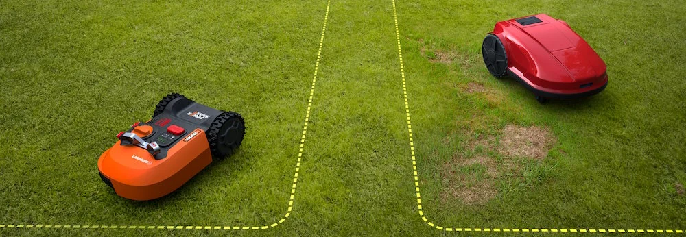 Zwei Rasenroboter mähen Rasen in Bahnen.