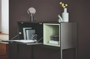 Offenes Schränkchen mit Schreibtisch