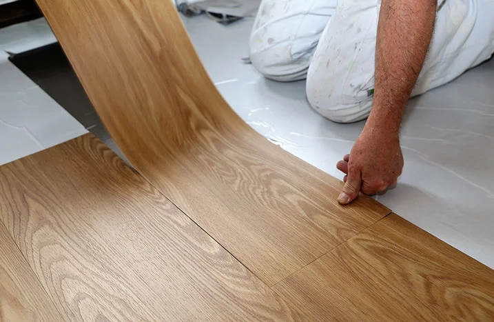 Person verlegt Vinylboden