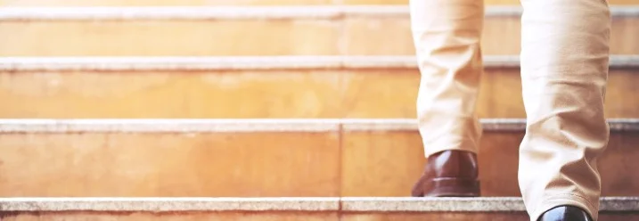 Person geht eine Treppe hinauf