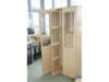 Offener Schrank aus hellem Holz