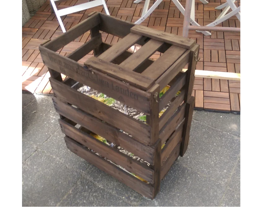 Holzkiste mit Holzwolle