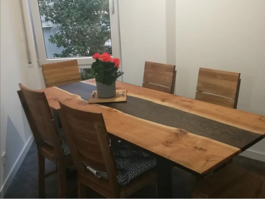 Ein Esstisch aus Holz mit Stühlen