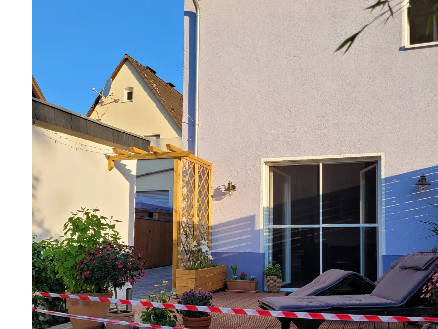 Terrasse mit Liege und Rankgitter