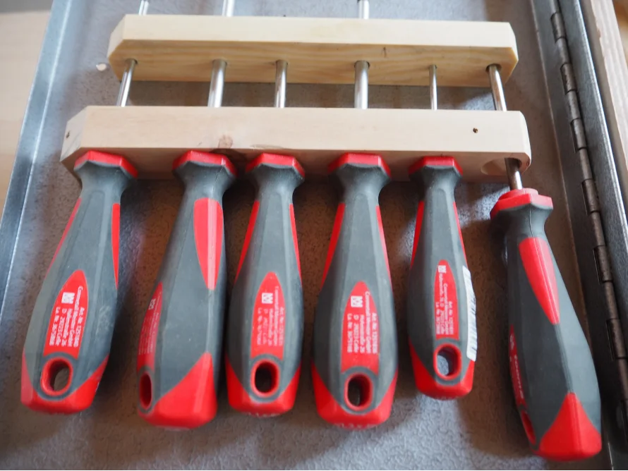 Sechs Schraubendreher in einem Halter