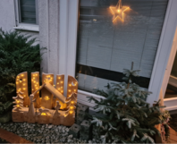 Beleuchtete Weihnachtskrippe aus Holz