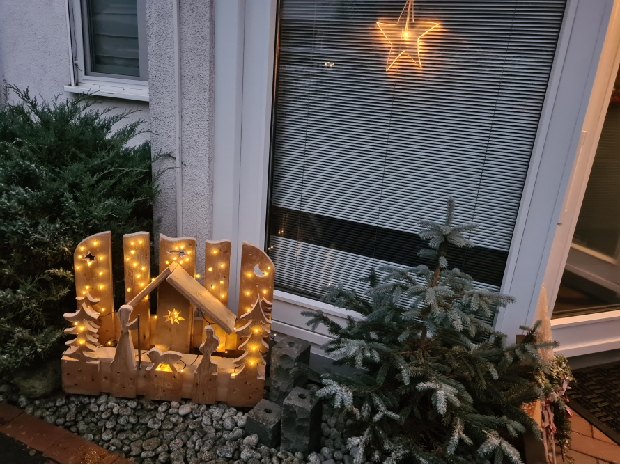 Beleuchtete Weihnachtskrippe aus Holz