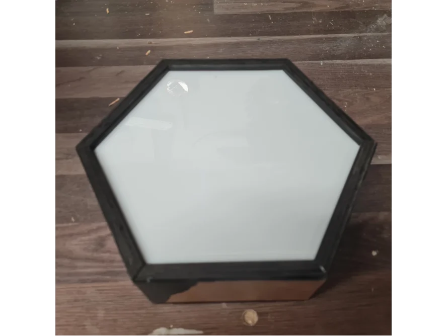 Sechseckiger, leerer Bilderrahmen aus Holz