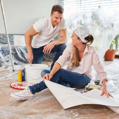 Zwei Personen beim Tapezieren