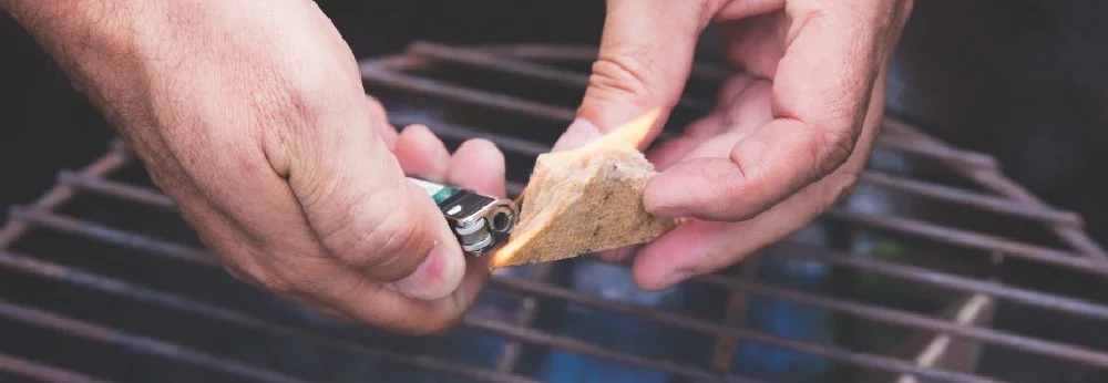 Hände halten Feuerzeug und Anzünder