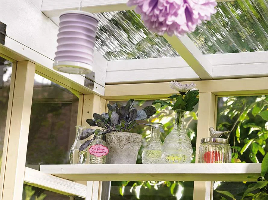 Gewächshaus mit Dekoration