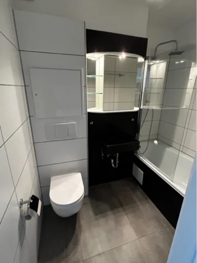 Modernes Badezimmer mit Dusche und WC