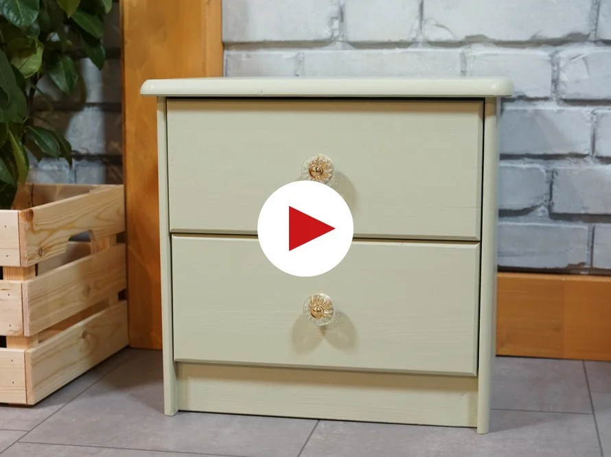 Hellgrüne Kommode mit zwei Schubladen