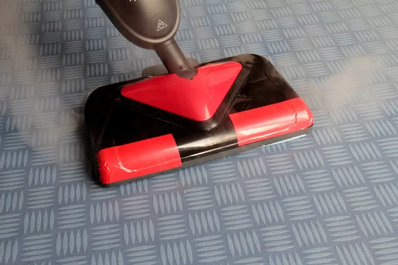 Dampfreiniger auf Fliesenboden
