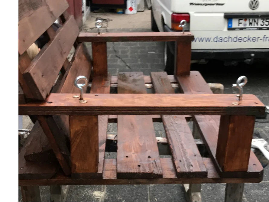 Holzgestell einer Schaukel