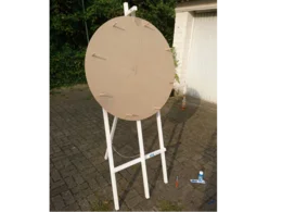 Leere Glücksrad auf einer Staffelei