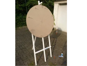 Leere Glücksrad auf einer Staffelei