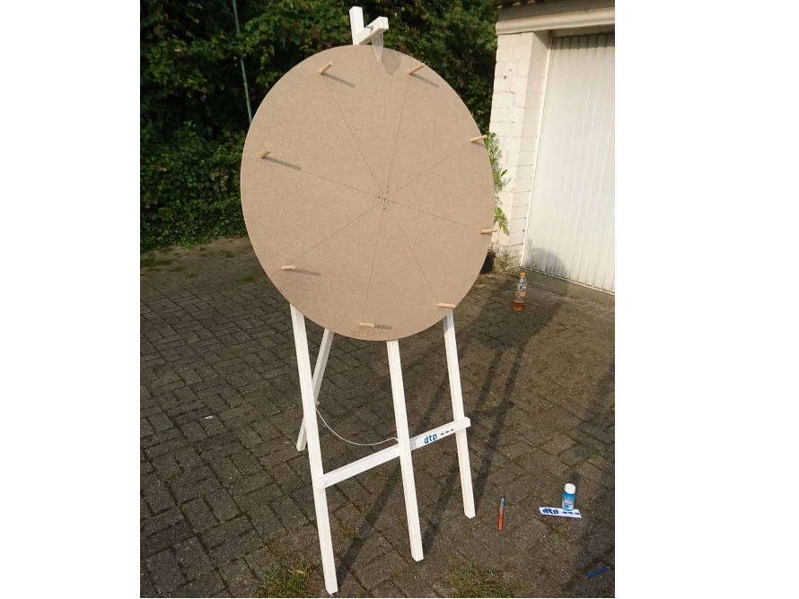 Leere Glücksrad auf einer Staffelei