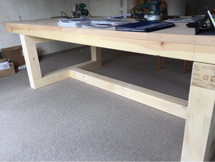 Tischgestell aus Holzbalken