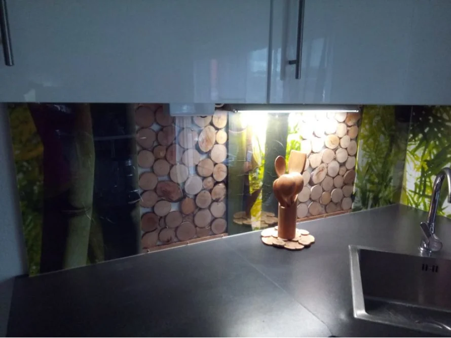 Bambus-Spritzschutz und Holzelemente in Küche