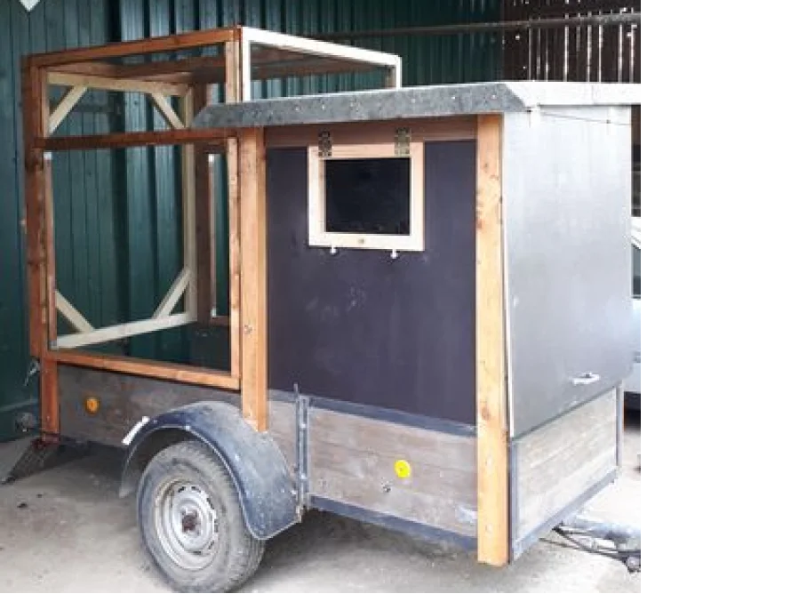 Anhänger mit Aufbau aus Holz