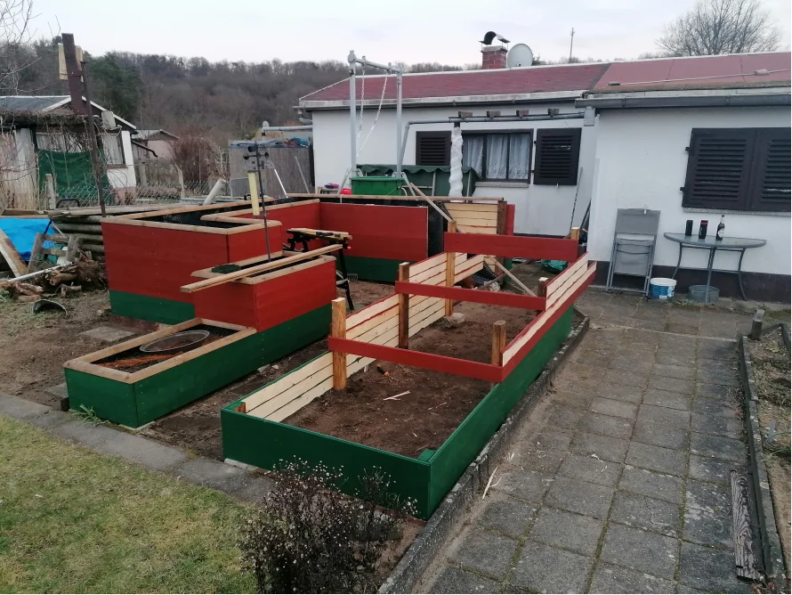 Holz für Hochbeete im Garten