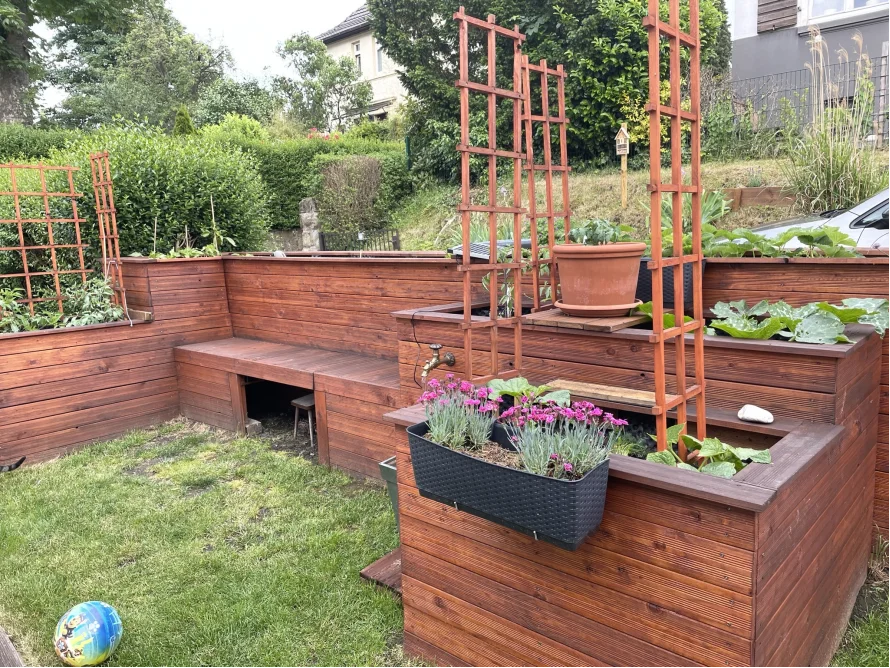 Hochbeet aus Holz mit Rankgitter