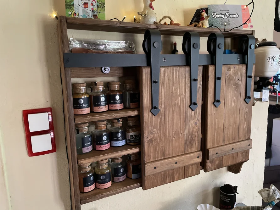 Gewürzregal aus Holz mit Schiebetüren