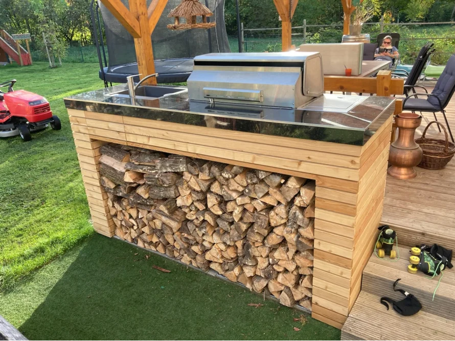 Außenküche mit Grill und Holzlager