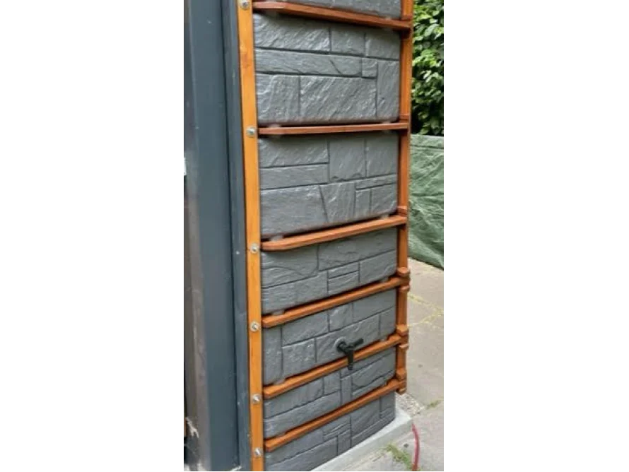 Regentonne aus Kunststoff mit Holzrahmen