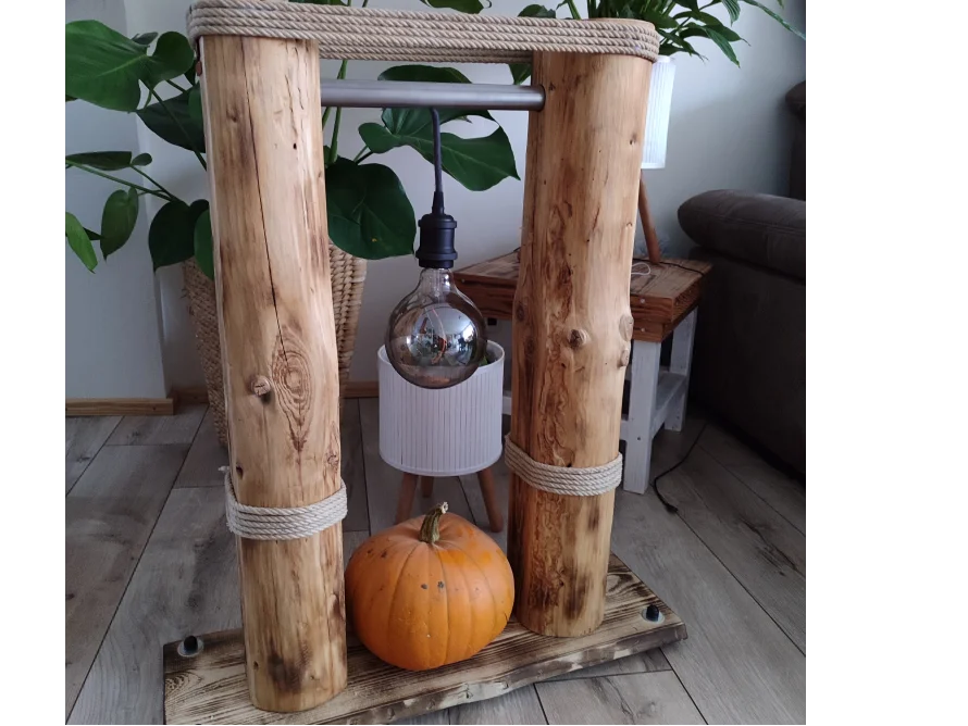 Rustikale Stehlampe aus Holz mit Glühbirne