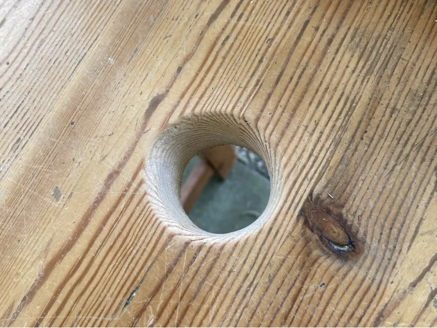 Rundes Loch in Holzplatte