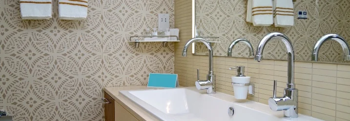 Modernes Badezimmer mit Doppelwaschbecken