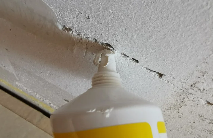 Tube mit Dichtmittel an einem Riss