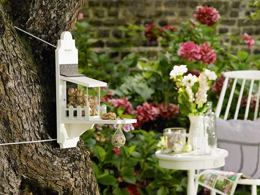 Vogelfutterhaus mit Nüssen