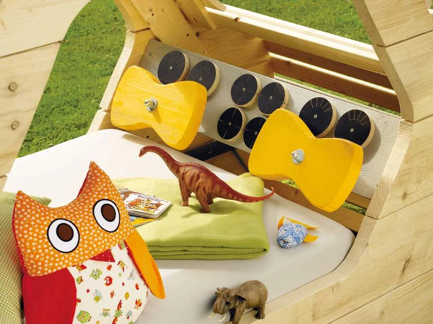 Spielbett aus Holz mit Spielzeug