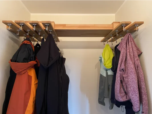 Garderobe mit Holzbrett und Metallhaken