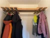 Garderobe mit Holzbrett und Metallhaken