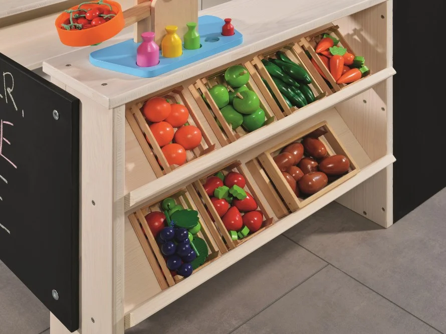 Spielzeugladen mit Obst und Gemüse aus Holz