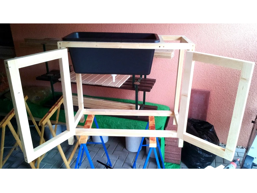 Holzgestell mit Waschbecken