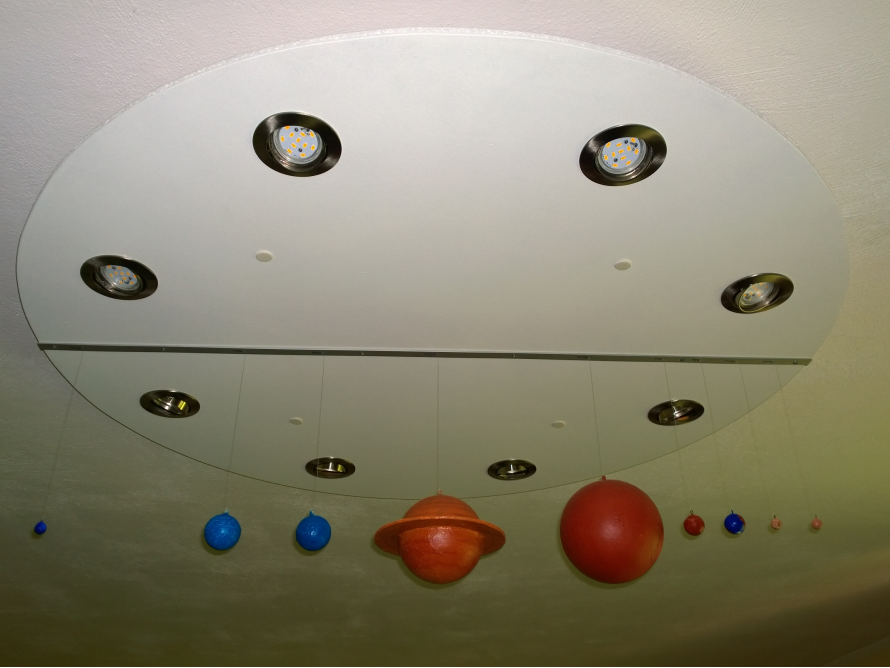 LED Deckenleuchte mit Sonnensystem