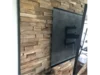 TV an Holzwand montiert