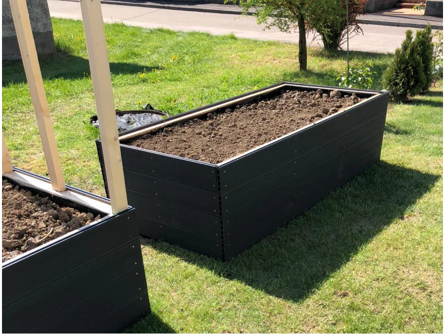 Zwei schwarze Hochbeete im Garten