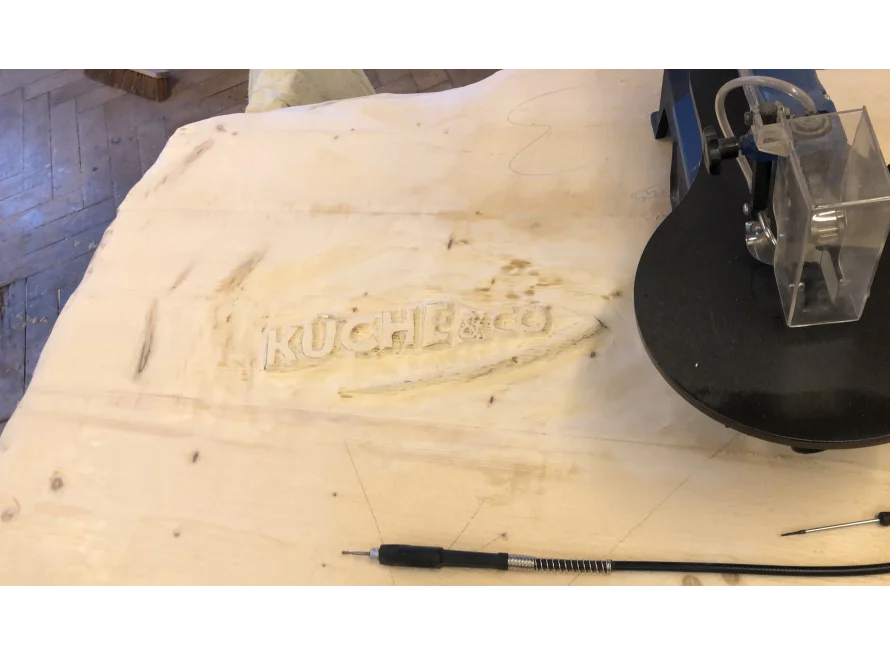 Holzplatte mit Gravur und Werkzeug