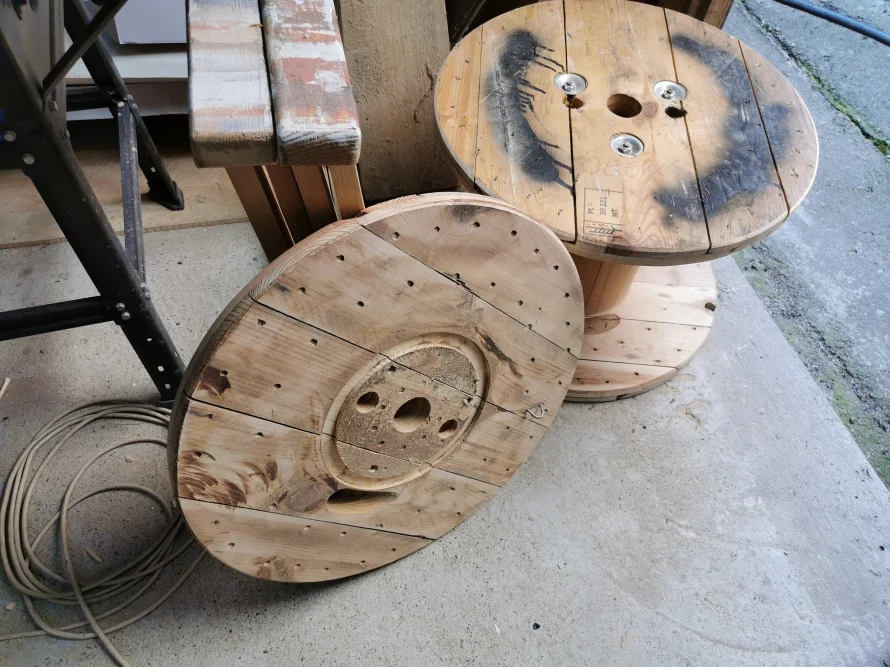 Zwei leere Holzspulen