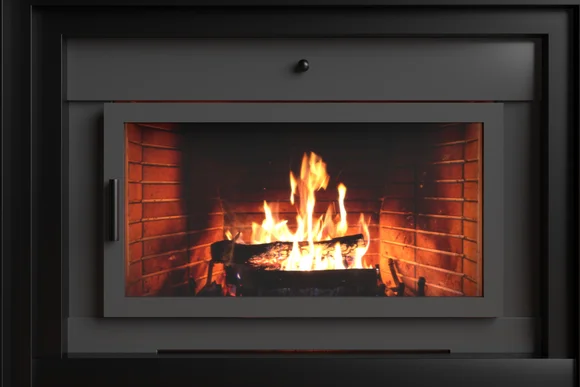 Ein Kaminfeuer brennt in einem Kamin.